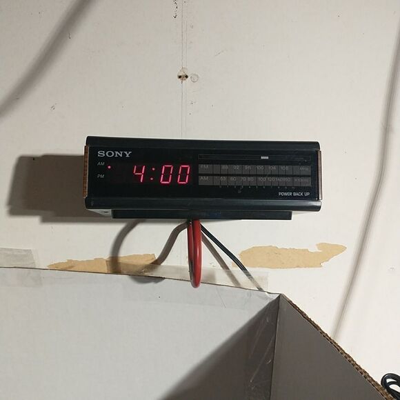 Sony Dream Machine ICF-C4W Walnut WoodGrain Digital AM/FM Alarm Clock Radio 1980 - Picture 1 of 7